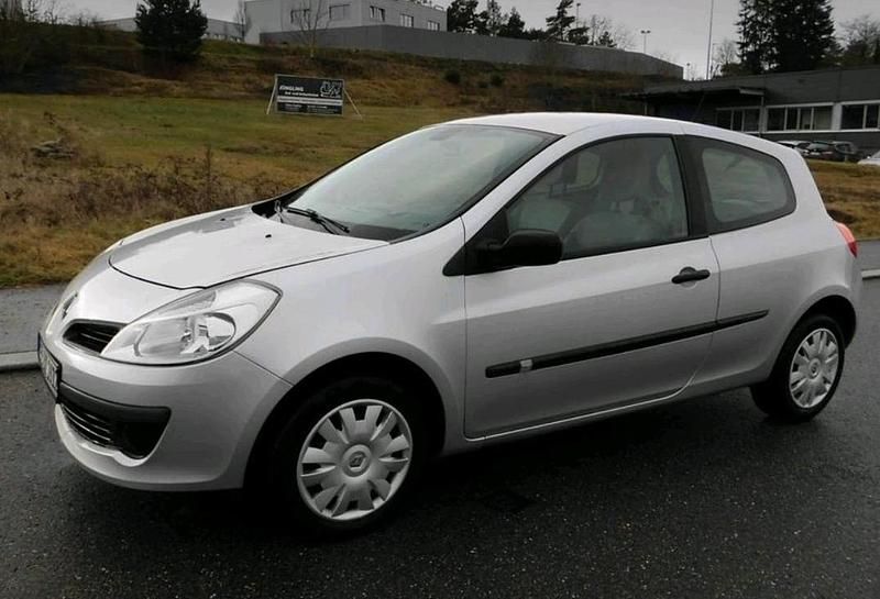 Silber Gebraucht 2005 Renault Clio III Kleinwagen | 1.600 € (Fairer Preis) - Bild 1/4