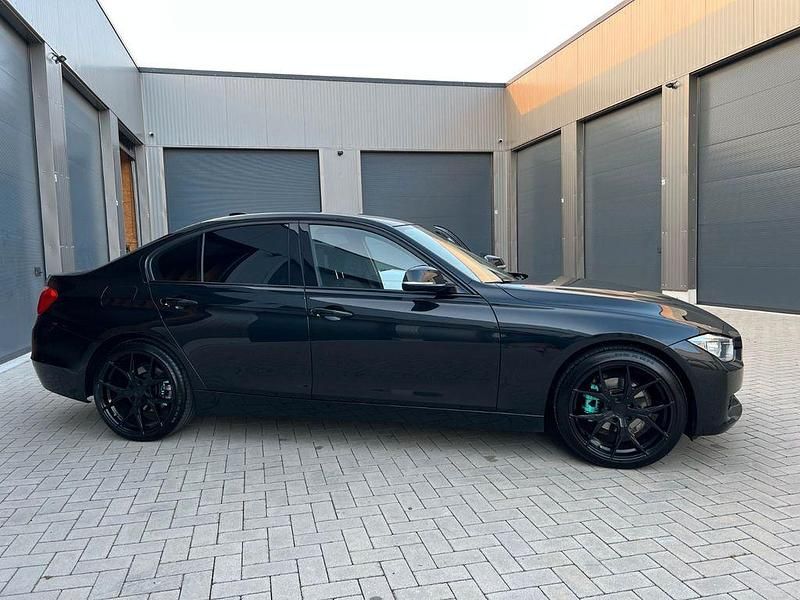 Gebraucht BMW 320 184 PS (135 kW) 2012 Schwarz Limousine