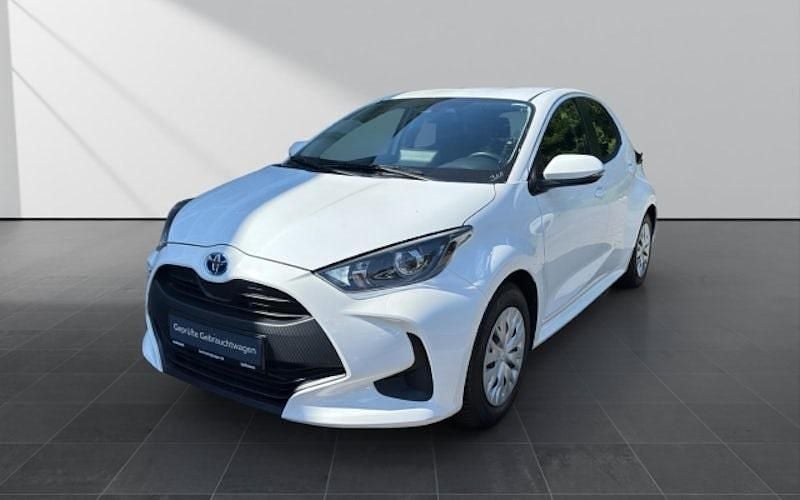 Weiß Gebraucht 2022 Toyota Yaris Hybrid Comfort Limousine | 17.990 € (Guter Preis) - Bild 1/4