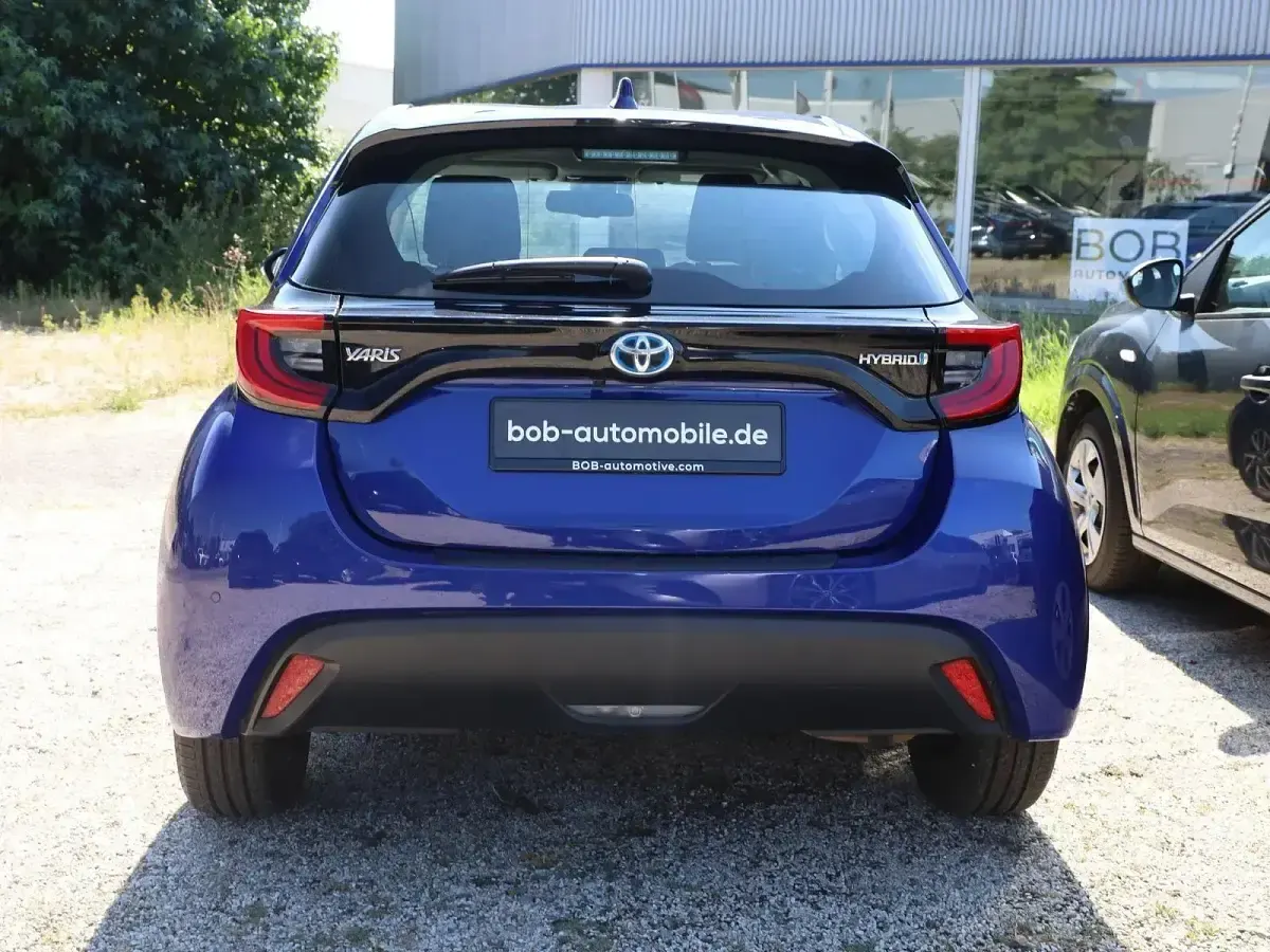 Gebraucht Toyota Yaris 92 PS (67 kW) 2023 Dark blue mica (blau) Kleinwagen