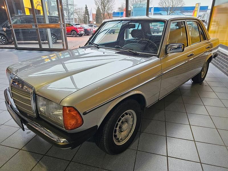 Gebraucht Mercedes 200 109 PS (80 kW) 1983 Silber Limousine