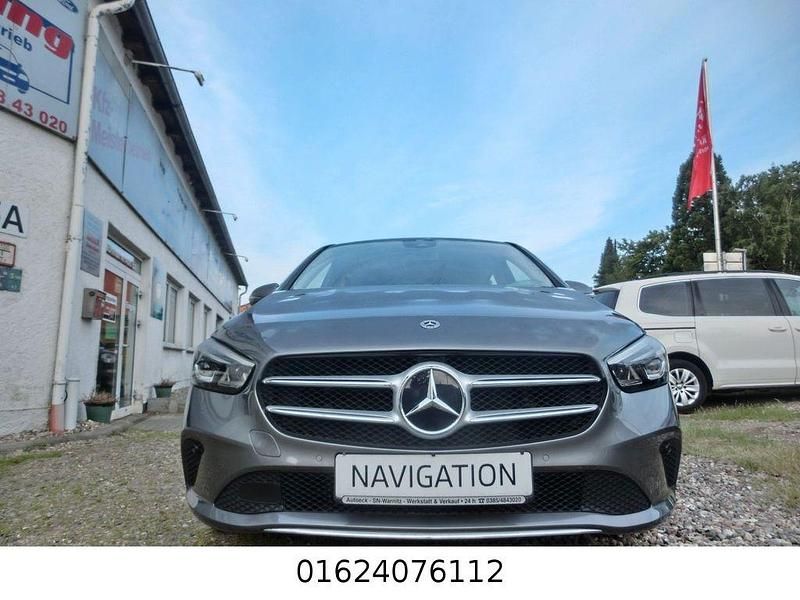 Grau Gebraucht 2021 Mercedes B200 Van / Kleinbus | 23.900 € (Guter Preis) - Bild 1/4