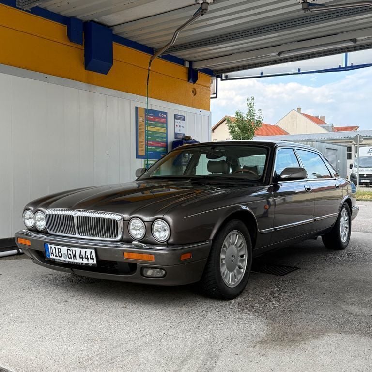 Grau Gebraucht 1996 Jaguar X300 Limousine | 10.999 € - Bild 1/4