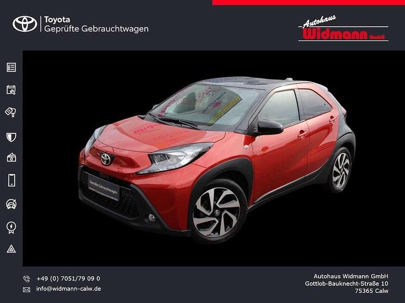 Chilired / schwarz Gebraucht 2023 Toyota Aygo Pulse Kleinwagen | 14.390 € (Fairer Preis) - Bild 1/4