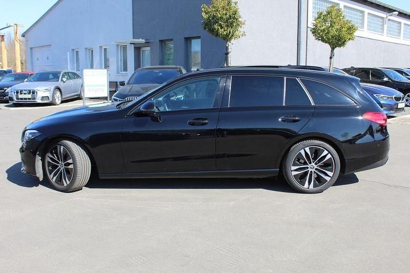 Schwarz Gebraucht 2022 Mercedes C220 Night Limousine | 27.980 € (Fairer Preis) - Bild 1/4
