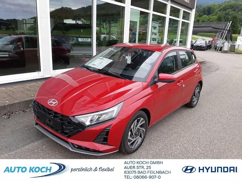 Dragon red / met) (rot Neu 2025 Hyundai i20 Trend Limousine | 23.890 € (Teuer) - Bild 1/4