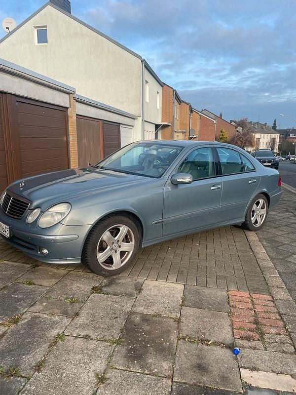 Blau Gebraucht 2004 Mercedes E280 Avantgarde Limousine | 3.800 € (Fairer Preis) - Bild 1/4