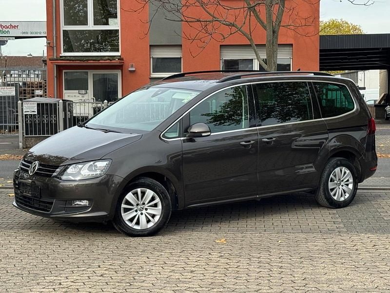 Gebraucht VW Sharan 150 PS (110 kW) 2020 Braun Van / Kleinbus