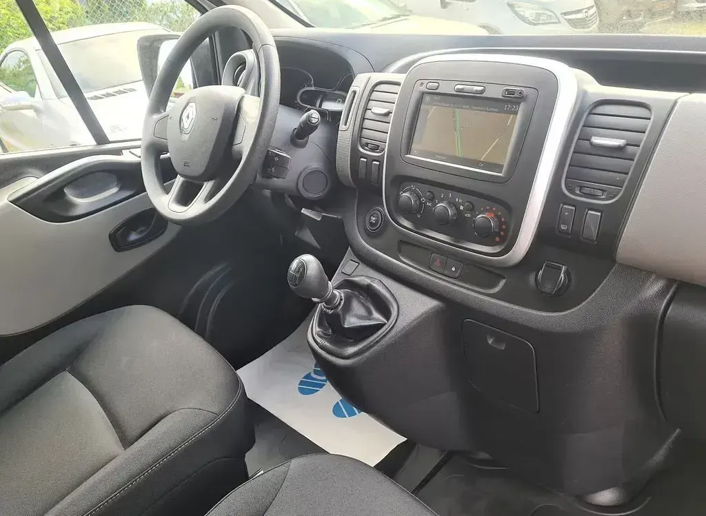 Gebraucht Renault Trafic Komfort 121 PS (88 kW) 2019 Weiß Van / Kleinbus