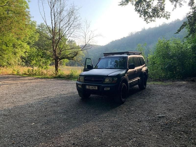 Schwarz Gebraucht 2002 Mitsubishi Pajero SUV | 6.500 € (Fairer Preis) - Bild 1/3
