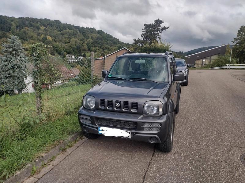Grau Gebraucht 2009 Suzuki Jimny SUV | 7.500 € (Etwas zu teuer) - Bild 1/4