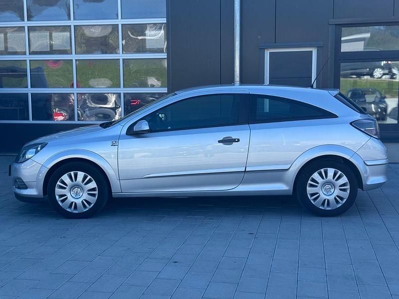Gebraucht Opel Astra GTC Selection 140 PS (102 kW) 2009 Silber Coupé
