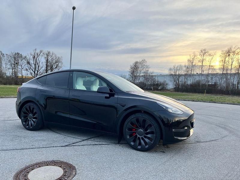 Schwarz Gebraucht 2024 Tesla Model Y Performance SUV | 45.500 € - Bild 1/4