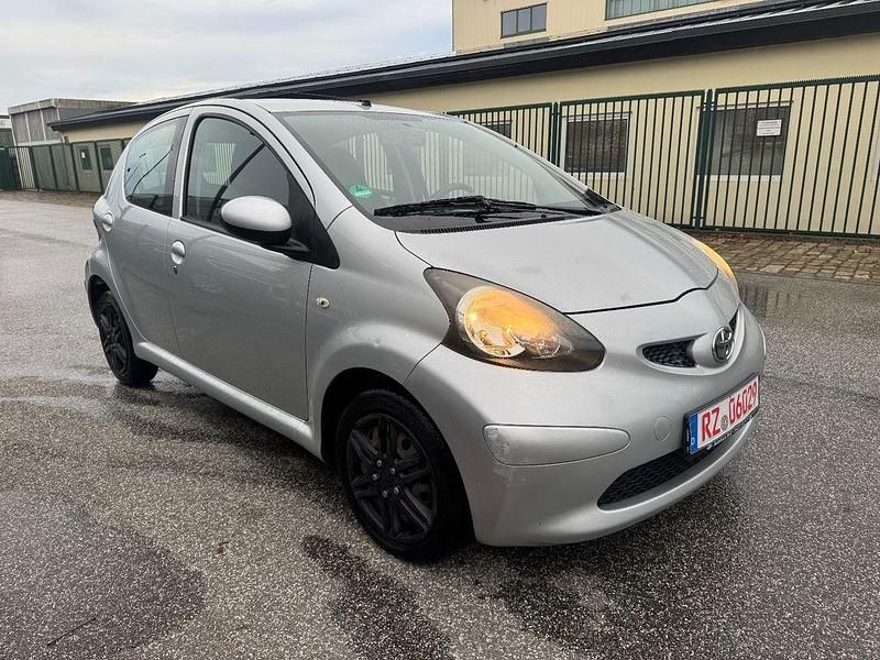 Second-hand Toyota Aygo Cool 68 CP (50 kW) 2006 Argintiu Hatchback