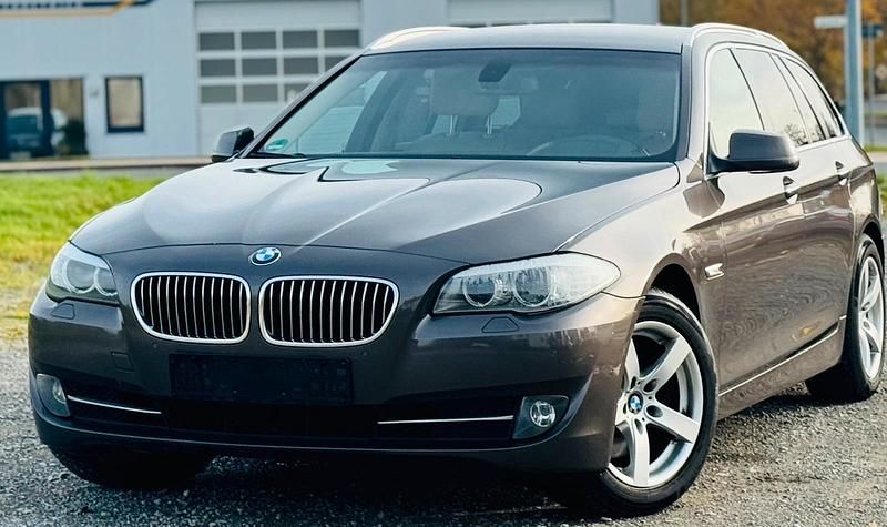 Braun Gebraucht 2011 BMW 520 Kombi | 5.900 € (Superpreis) - Bild 1/4