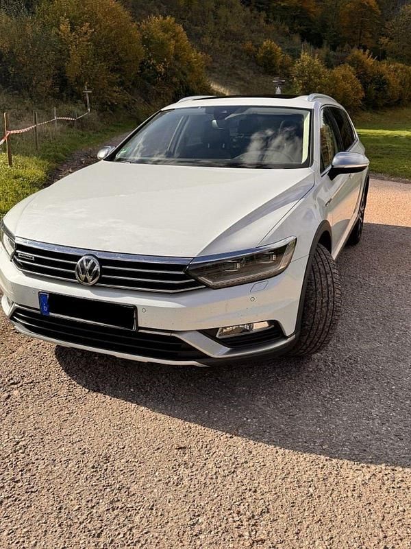 Weiß Gebraucht 2017 VW Passat Alltrack Kombi | 25.800 € - Bild 1/4