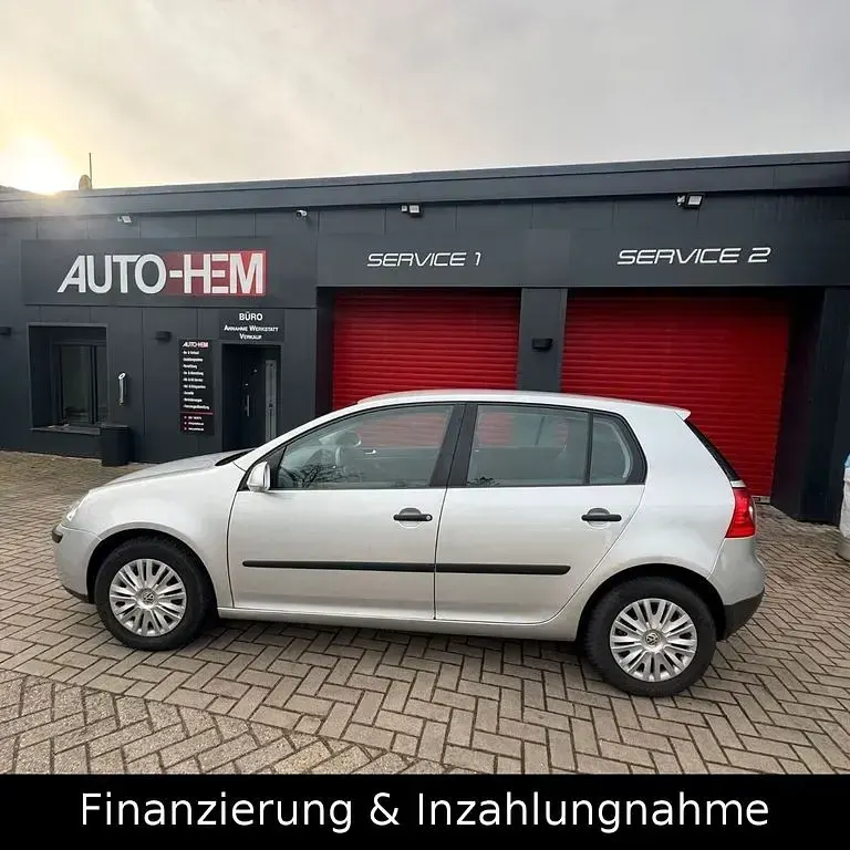 Second-hand VW Golf IV Trendline 75 CP (55 kW) 2004 Argintiu Berlinǎ