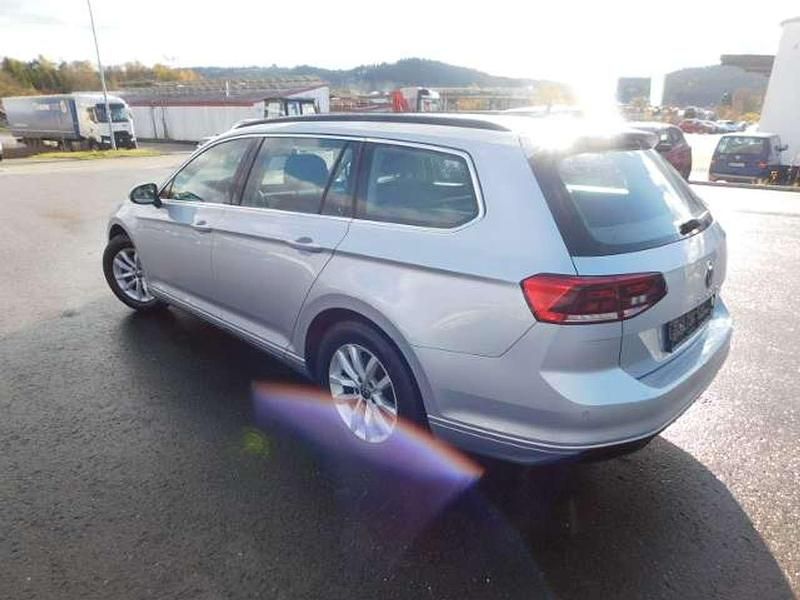 Gebraucht VW Passat 150 PS (110 kW) 2022 Silber Kombi