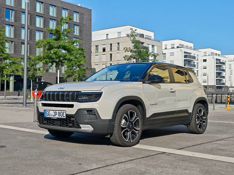 Beige Gebraucht 2024 Jeep Avenger EV Summit SUV | 25.900 € (Fairer Preis) - Bild 1/4