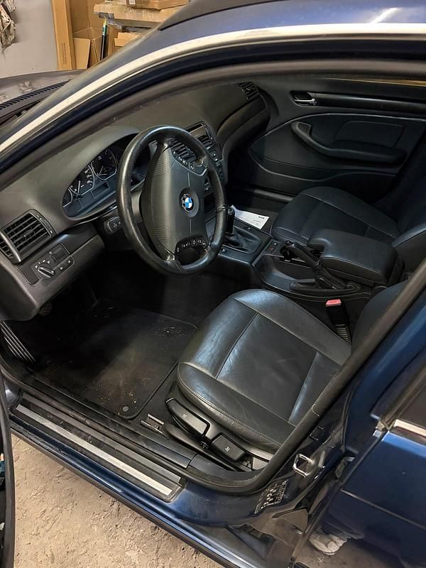 Gebraucht BMW 318 143 PS (105 kW) 2004 Blau Kombi