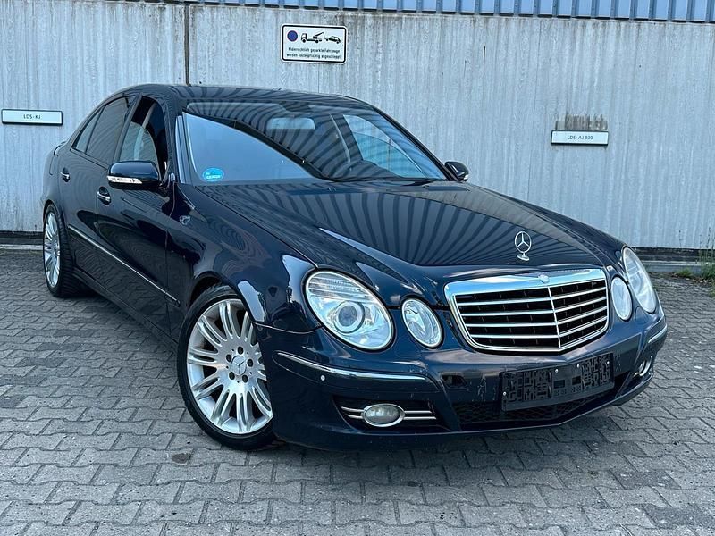Blau Gebraucht 2006 Mercedes E320 Limousine | 5.990 € (Fairer Preis) - Bild 1/4