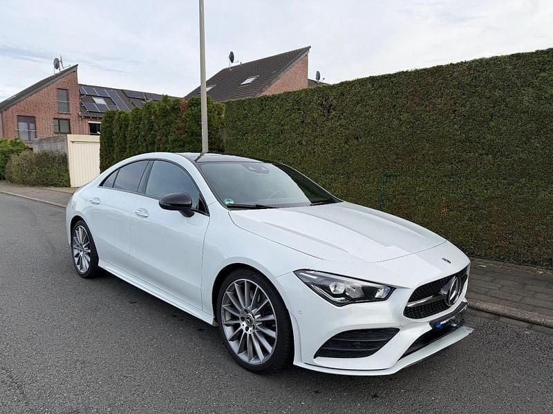 Weiß Gebraucht 2019 Mercedes CLA200 AMG line Coupé | 25.900 € (Guter Preis) - Bild 1/4