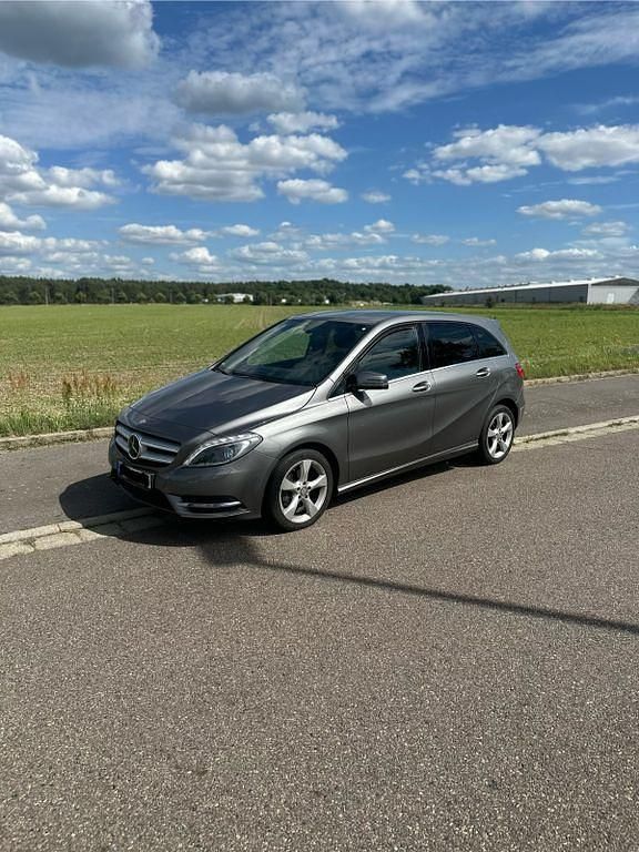 Grau Gebraucht 2012 Mercedes B180 Van / Kleinbus | 9.900 € (Guter Preis) - Bild 1/4