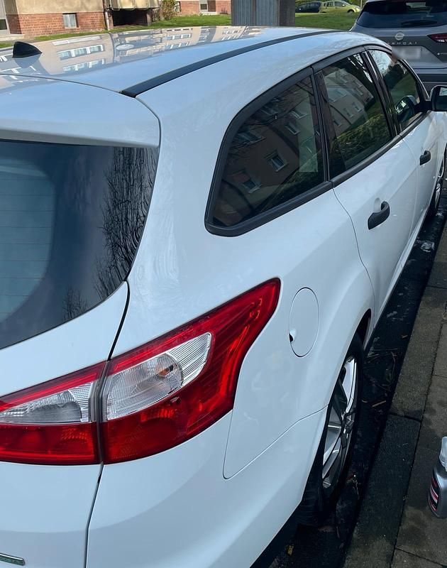 Gebraucht Ford Focus 101 PS (74 kW) 2014 Weiß Kombi