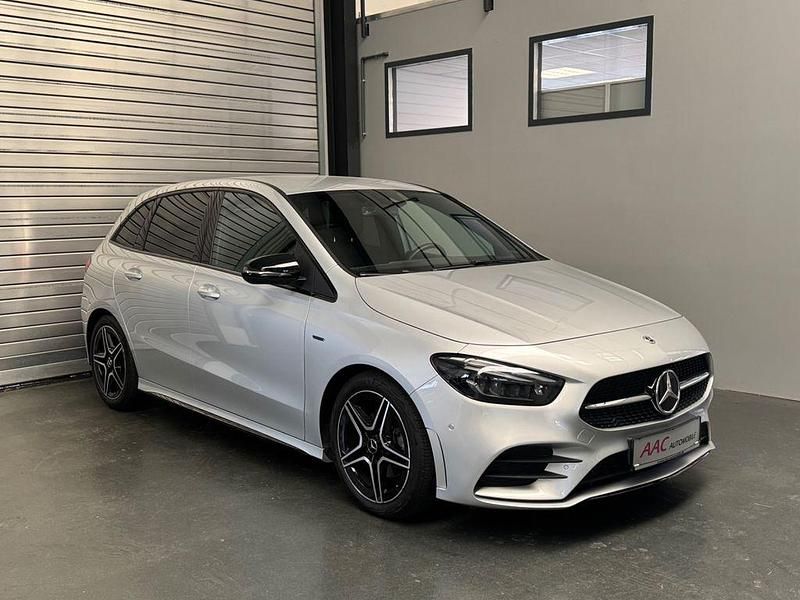 Silber Gebraucht 2022 Mercedes B200 AMG line Van / Kleinbus | 28.850 € (Fairer Preis) - Bild 1/4