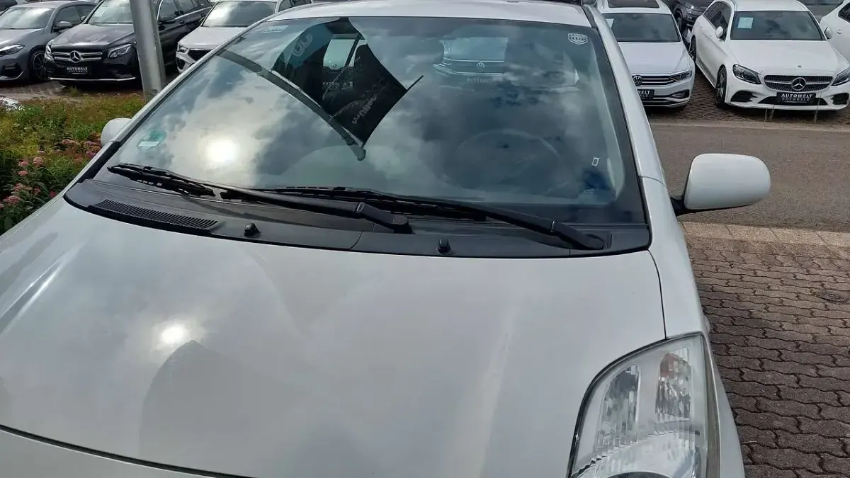Gebraucht Toyota Yaris 69 PS (50 kW) 2009 Weiß Kleinwagen
