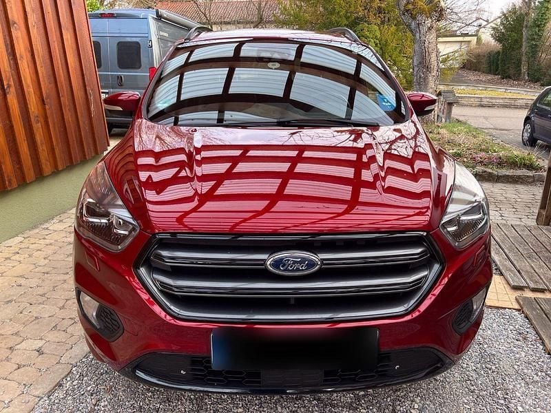 Gebraucht Ford Kuga ST-Line 179 PS (131 kW) 2018 Rot SUV