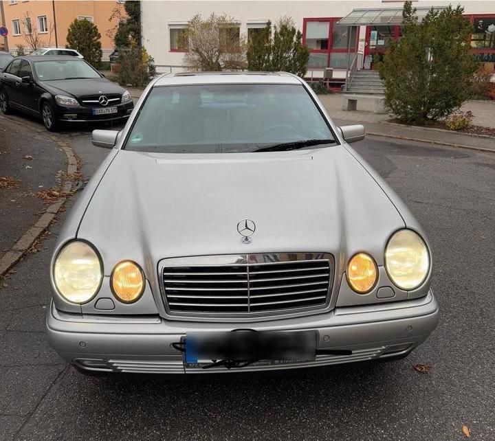 Silber Gebraucht 1997 Mercedes E230 Avantgarde Limousine | 2.500 € (Fairer Preis) - Bild 1/4
