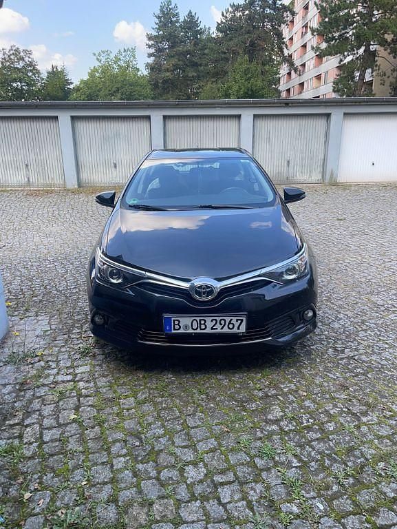 Schwarz Gebraucht 2016 Toyota Auris Comfort Limousine | 11.900 € (Fairer Preis) - Bild 1/4