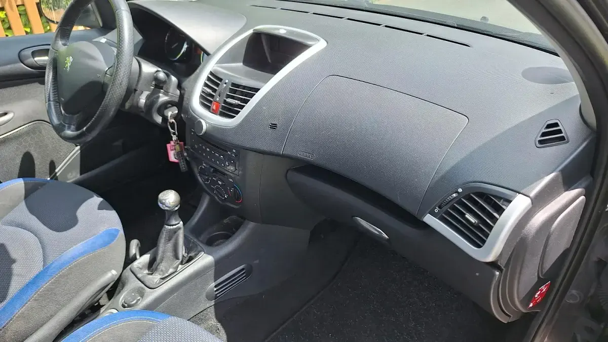 Gebraucht Peugeot 206 60 PS (44 kW) 2012 Schwarz Kleinwagen