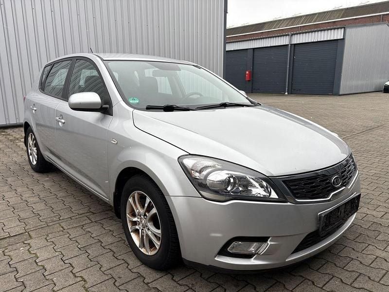 Gebraucht Kia Ceed Spirit 90 PS (66 kW) 2010 Silber Kleinwagen