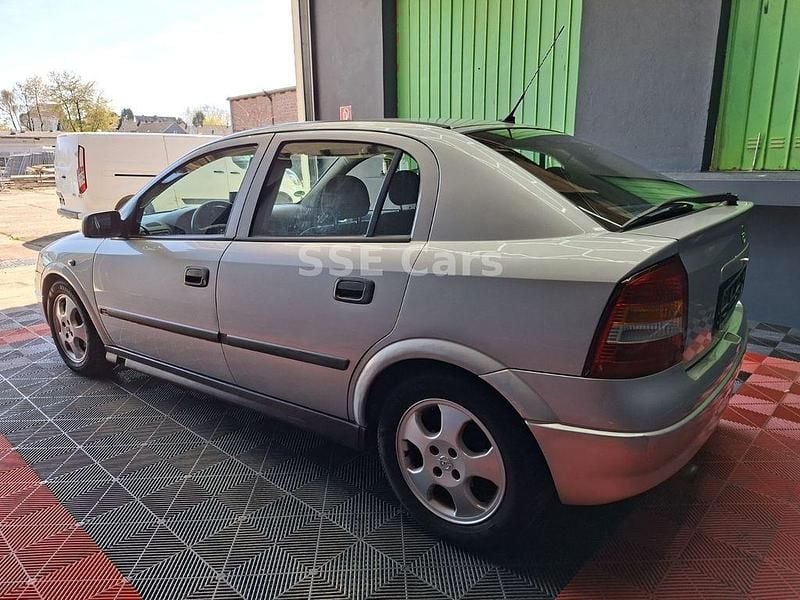 Używany Opel Astra 101 KM (74 kW) 2002 Srebrny Sedan/Limuzyna