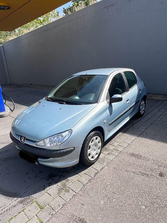 Grau Gebraucht 2007 Peugeot 206 Tendance Limousine | 1.600 € (Etwas zu teuer) - Bild 1/4
