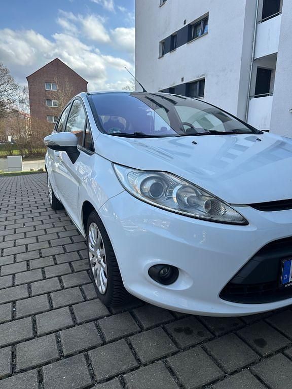 Gebraucht Ford Fiesta Trend 70 PS (51 kW) 2011 Weiß Kleinwagen