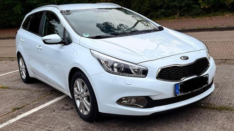 Weiß Gebraucht 2013 Kia Ceed Platinum Edition Limousine | 10.500 € (Fairer Preis) - Bild 1/4