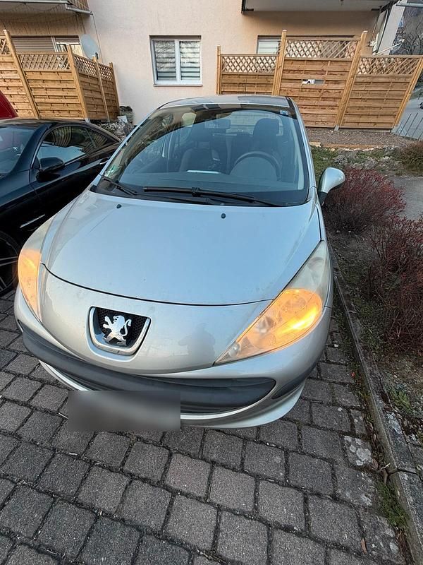 Gebraucht Peugeot 207 90 PS (66 kW) 2008 Silber Limousine