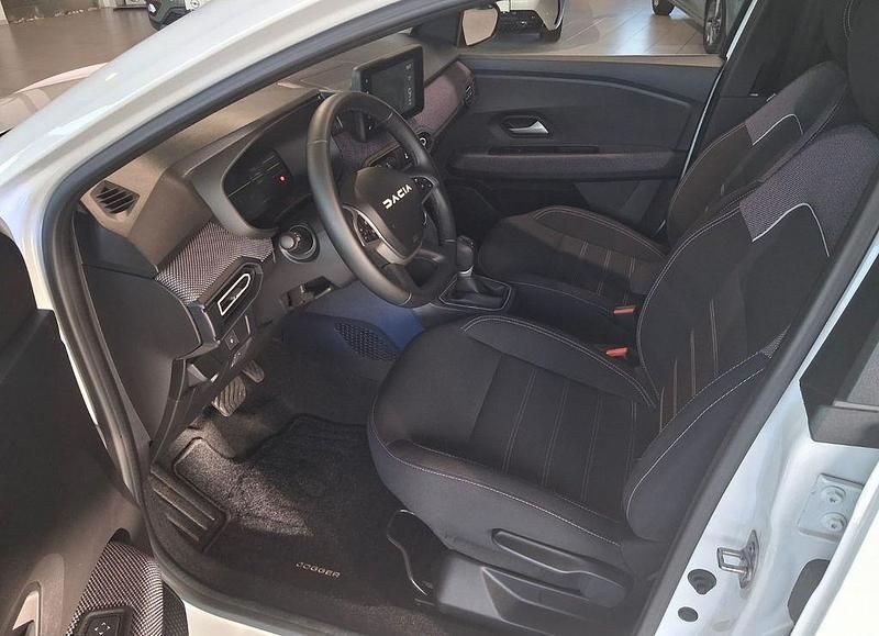 Gebraucht Dacia Jogger Expression 94 PS (69 kW) 2025 Weiß Van / Kleinbus