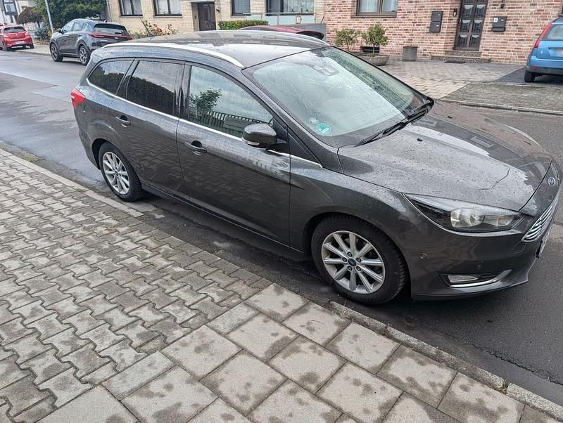 Gebraucht Ford Focus Titanium 120 PS (88 kW) 2015 Grau Kombi