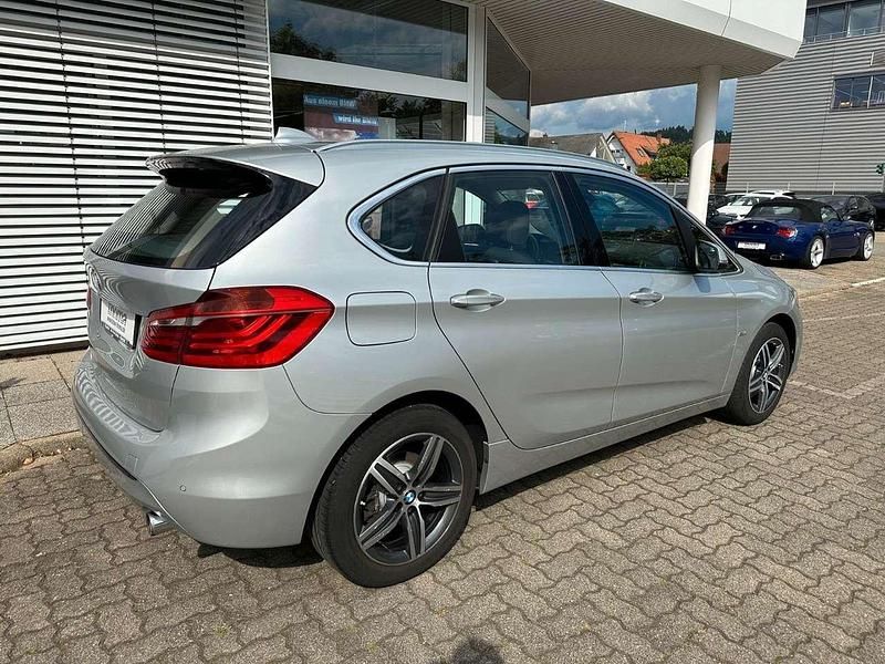 Gebraucht BMW 220 Sport Line 192 PS (141 kW) 2016 Glaciersilber metallic Van / Kleinbus