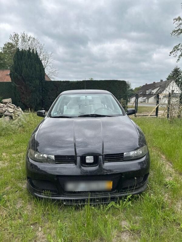 Schwarz Gebraucht 2002 Seat Leon Limousine | 1.000 € - Bild 1/4