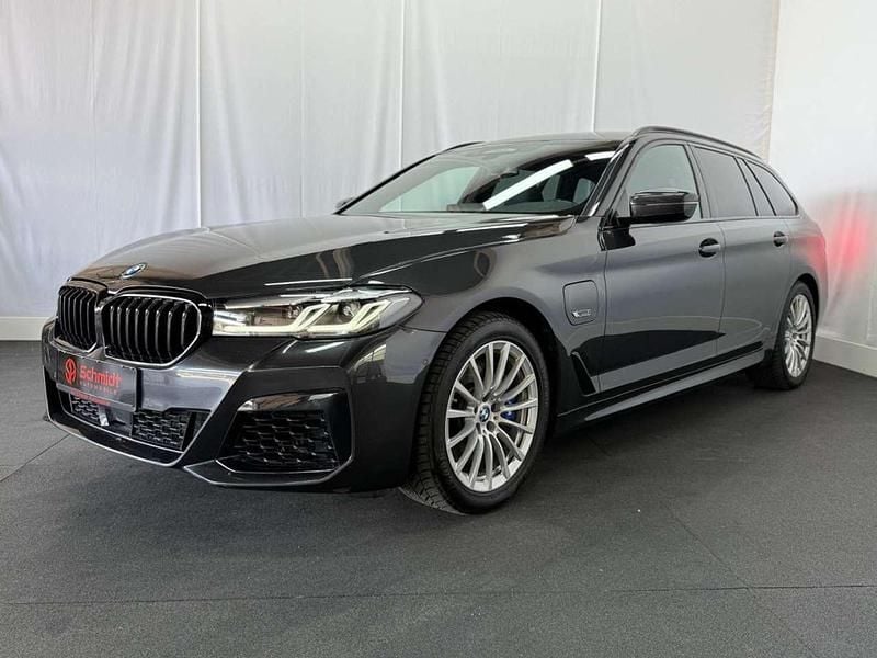 Sophistograu brillanteffekt me Gebraucht 2022 BMW 520 Performance Kombi | 27.860 € (Guter Preis) - Bild 1/4