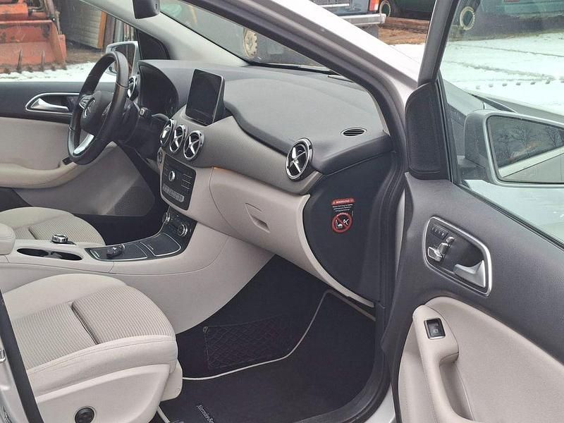 Gebraucht Mercedes B180 136 PS (100 kW) 2018 Silber Van / Kleinbus