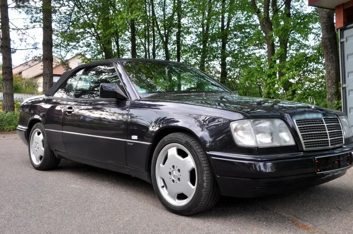 Używany Mercedes E220 Edition 150 KM (110 kW) 1997 Purpurowy Kabriolet