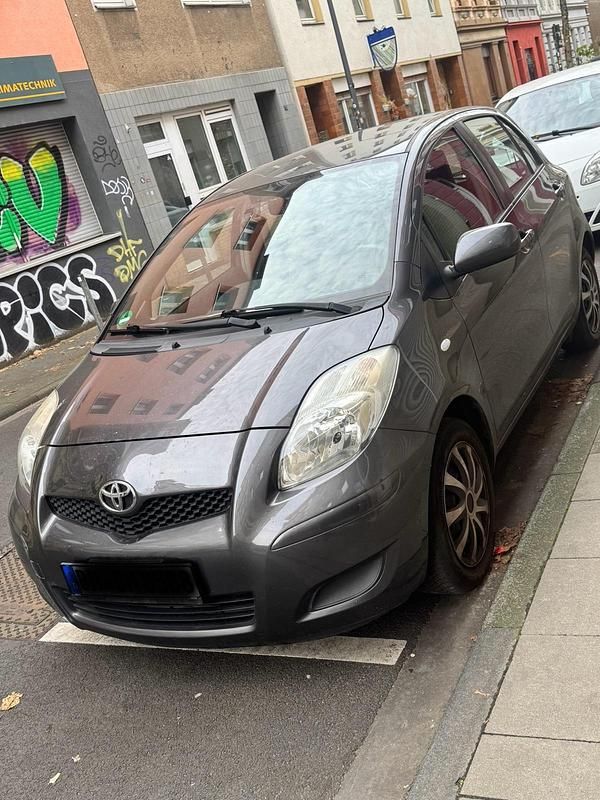 Grau Gebraucht 2009 Toyota Yaris Kombi | 3.200 € (Guter Preis) - Bild 1/4