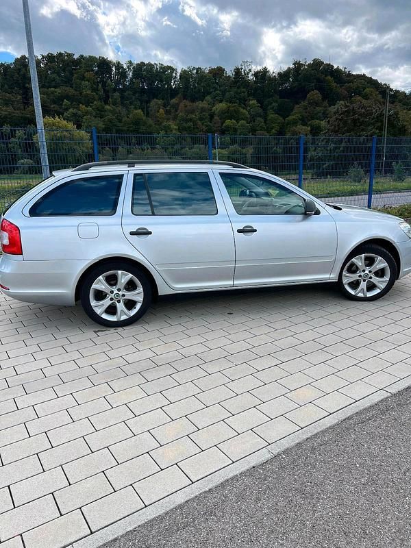 Silber Gebraucht 2012 Skoda 105 Limousine | 7.000 € - Bild 1/4