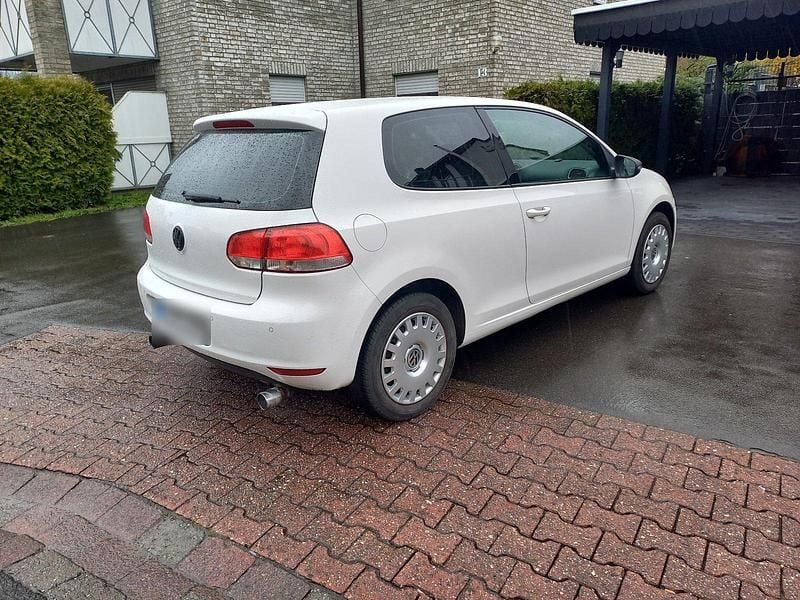 Gebraucht VW Golf VI 86 PS (63 kW) 2011 Weiß Kleinwagen
